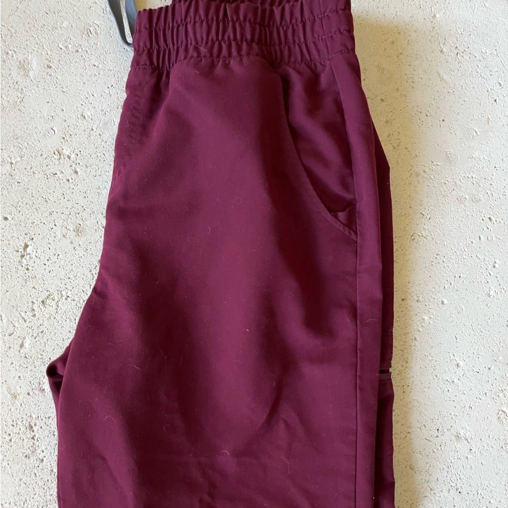 Figs Zamora scrub pants in burgundy medium petite